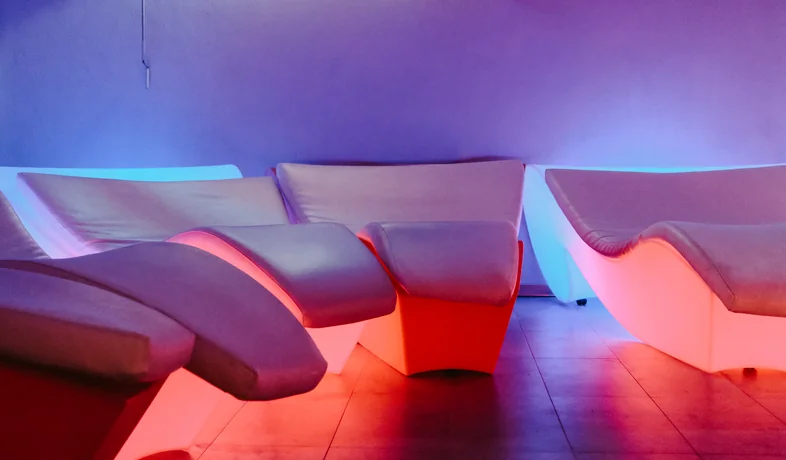 Zona relax della Spa con i lettini illuminati